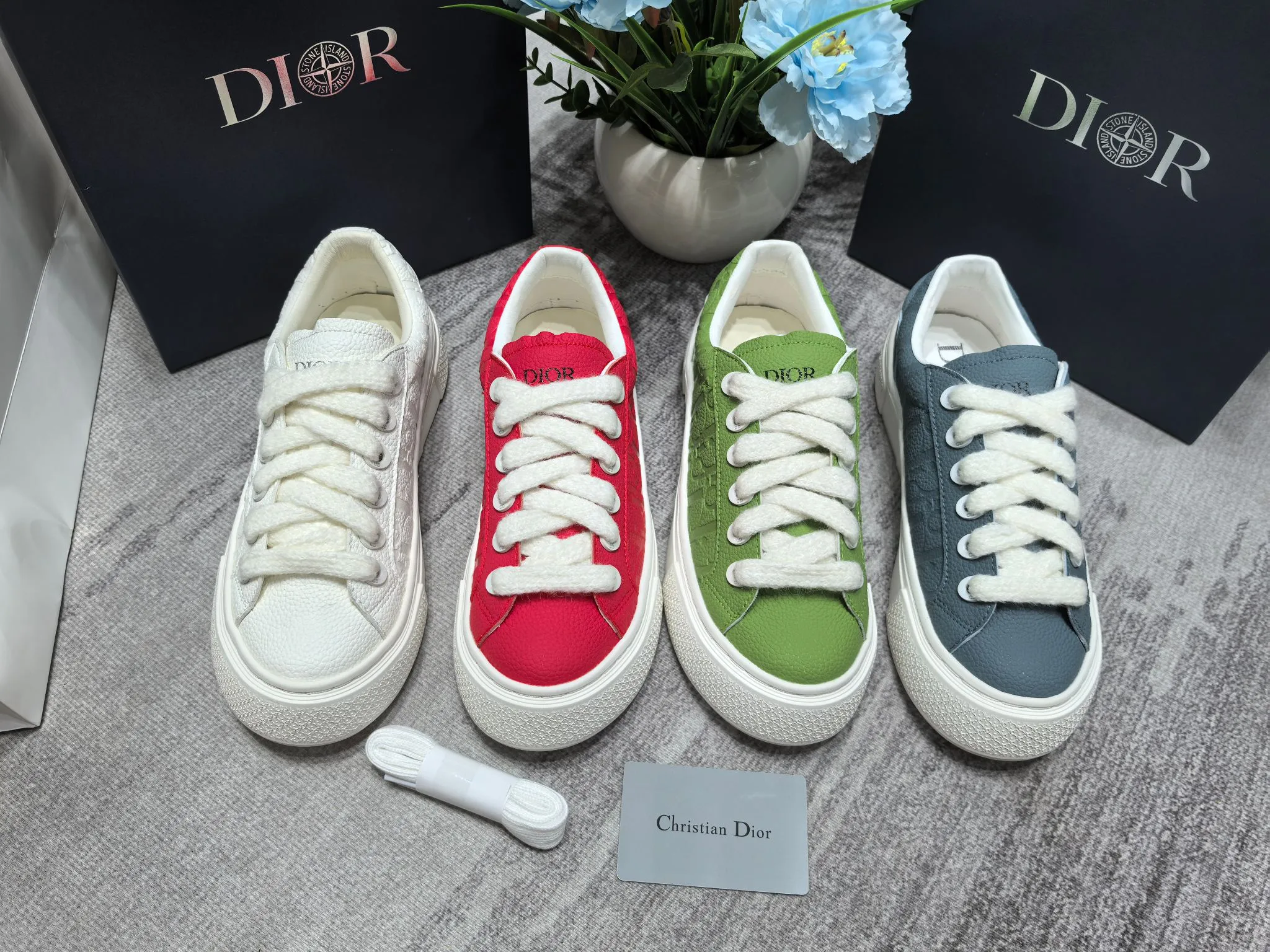 👟👟Ex-factory price 560👟👟 New Dior casual shoes for couples. Dior's casual style has been reinterpreted to highlight the spirit of futurism. Carefully crafted from ultra-light white rubber and decorated with curved cannage pattern Cosmo pattern, it reinterprets the classic design. It highlights the sports and leisure style and can be matched with all kinds of casual outfits this season. The TPU outsole creates a refined look. 35-45